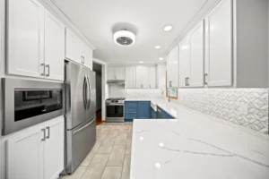 A-modern-farmhouse-kitchen-with-white-and-blue-cabinets-and-farmhouse-sink