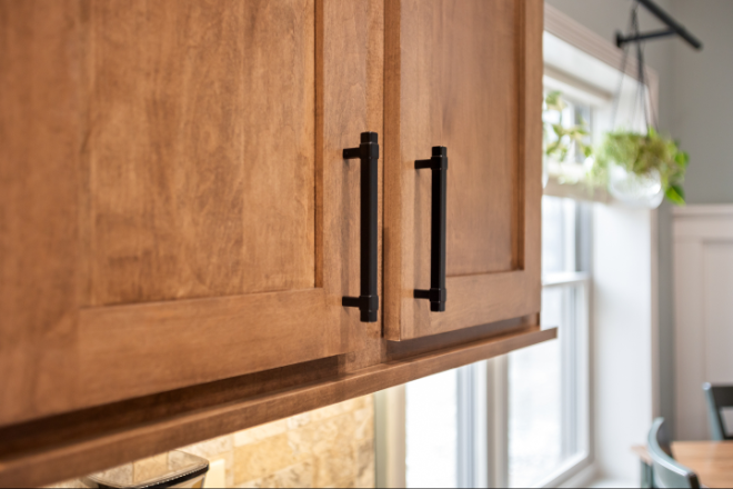 Closeup-of-black-cabinet-pulls-on-upper-kitchen-cabinets
